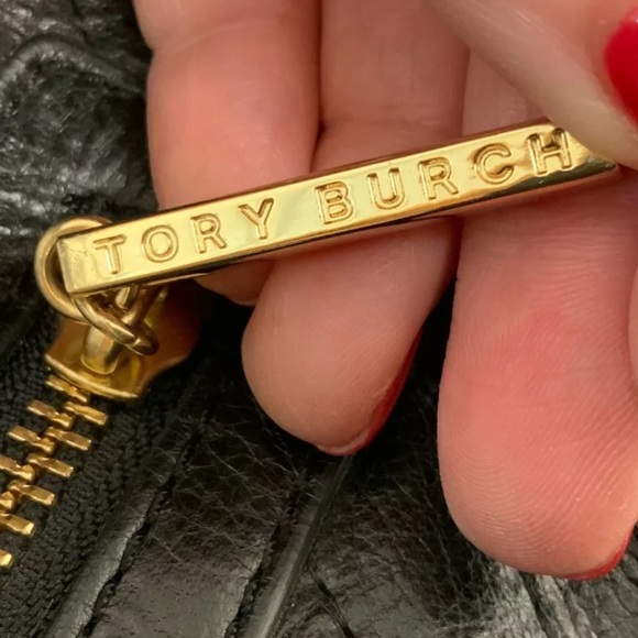 Tory Burch leather Logo quilted embossed tote bag in black - Picture 4 of 10